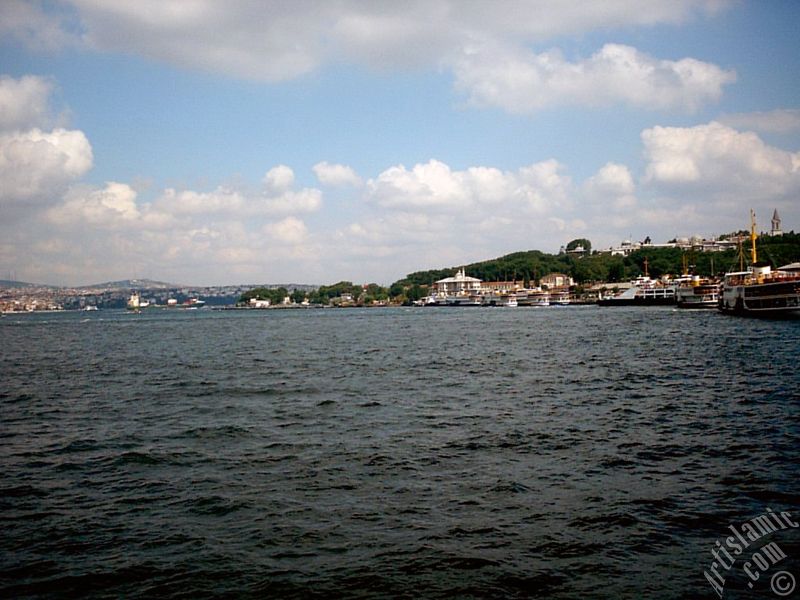 Denizden Emin�n� sahili ve iskelelerde bekleyen gemiler, sa� ortada Topkap� Saray�.
