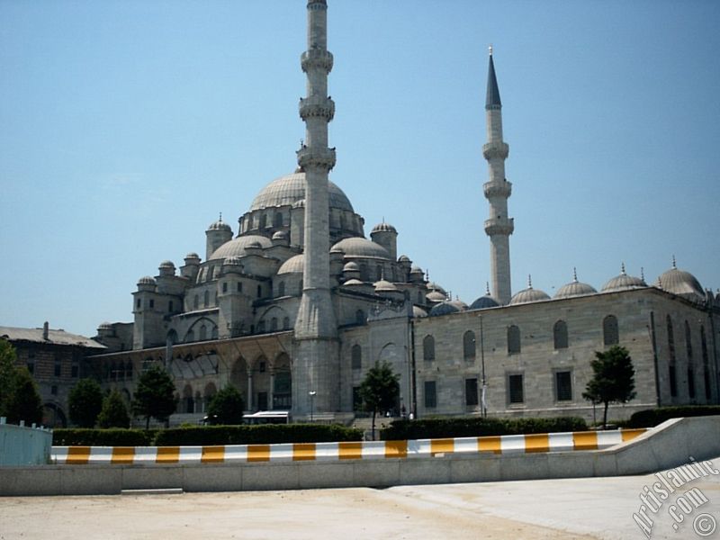 Eminn`den Yeni Cami`ye bak.
