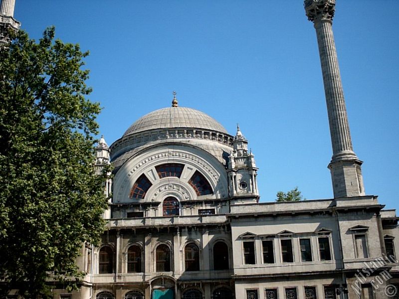 stanbul Dolmabahe sahilinde bulunan Valide Sultan Camisi.
