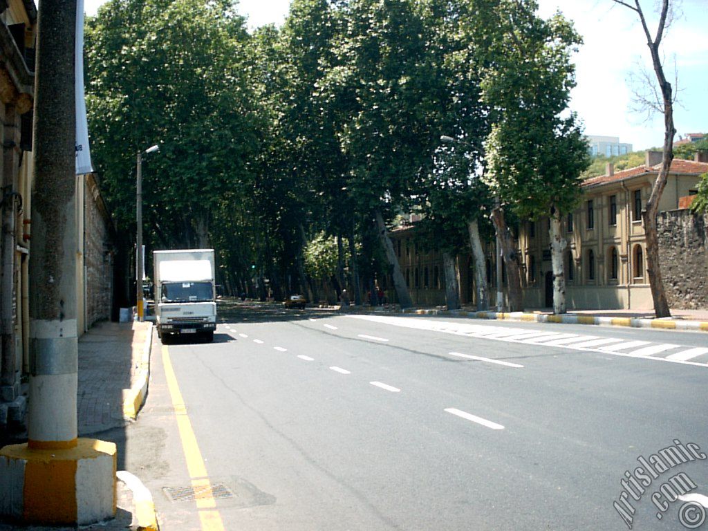 stanbul`da Dolmabahe-Beikta yolu.
