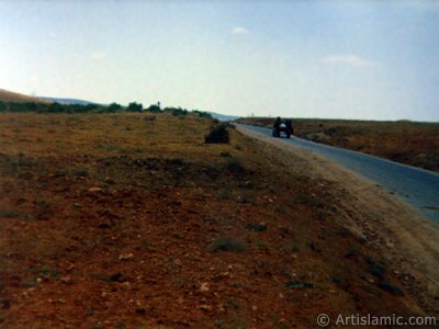 Gaziantep`te bir ky yolu ve traktrle giden kyller. (Resim 1990 ylnda islamiSanat.net tarafndan ekildi.)