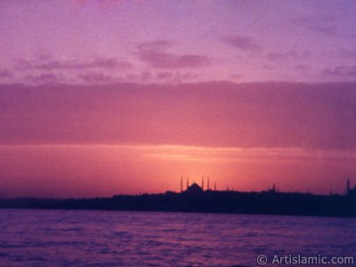 stanbul Boaz`ndan gnbatm manzaras, Sarayburnu sahili ve Sultan Ahmet Camisi. Bu resim 1985 senesinde 24 pozluk eski bir fotoraf makinesi ile islamiSanat.net tarafndan ekildi.