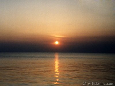 View of sunset at Guzelce shore in Istanbul city of Turkey. (The picture was taken by Artislamic.com in 1994.)