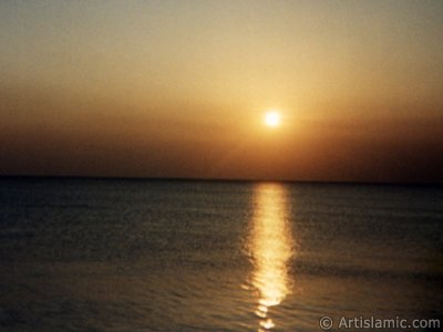 View of sunset at Guzelce shore in Istanbul city of Turkey. (The picture was taken by Artislamic.com in 1994.)