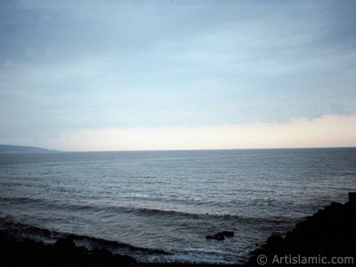 View of the coast of the high-way of Trabzon-Of in Turkey. (The picture was taken by Artislamic.com in 2001.)