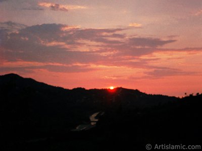 Trabzon`a bal Of ilemizde bir kyde gn batm... (Resim 2001 ylnda islamiSanat.net tarafndan ekildi.)