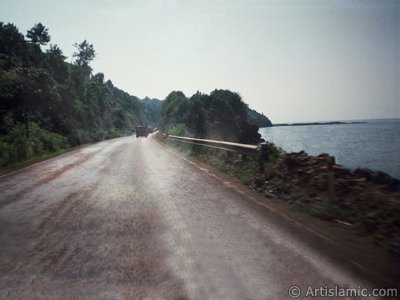 View of the high-way of Rize-Trabzon in Turkey. (The picture was taken by Artislamic.com in 1999.)