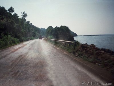 Rize-Trabzon karayolundan bir manzara. (Resim 1999 ylnda islamiSanat.net tarafndan ekildi.)