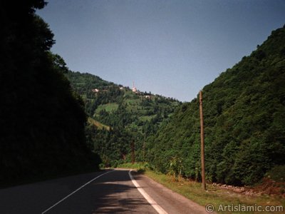 View of the high-way of Rize-Ayder high plateu in Turkey. (The picture was taken by Artislamic.com in 1999.)
