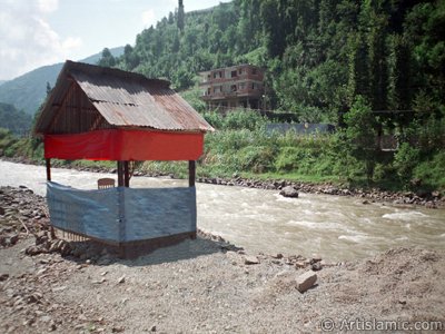 View of a stream next to the high-way of Rize-Ayder high plateu in Turkey. (The picture was taken by Artislamic.com in 1999.)