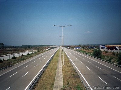 View of Istanbul-Sakarya autobahn in Turkey. (The picture was taken by Artislamic.com in 2004.)