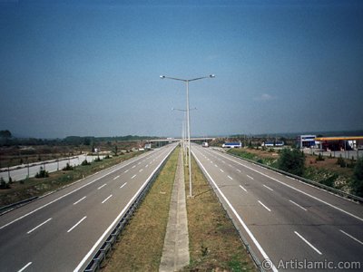 stanbul-Sakarya otobanndan bir grn. (Resim 2001 ylnda islamiSanat.net tarafndan ekildi.)