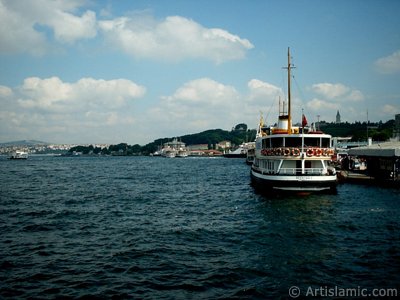 Denizden Eminn sahili, iskele ve gemiler. (Resim 2004 ylnda islamiSanat.net tarafndan ekildi.)