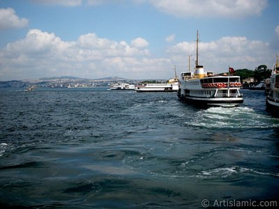 Denizden Eminn sahili, gemiler, limandan ayrlan bir yolcu vapuru, ufukta skdar srtlar ve amlca Tepesi (Ah gzel stanbul`um...). (Resim 2004 ylnda islamiSanat.net tarafndan ekildi.)