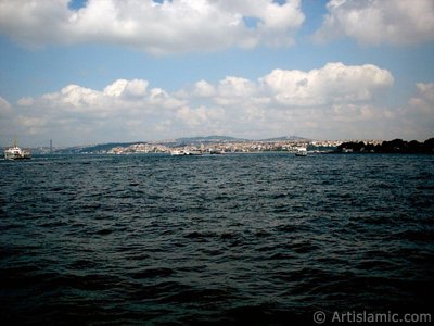 View of Sarayburnu coast and Camlica hill from the shore of Eminonu in Istanbul city of Turkey. (The picture was taken by Artislamic.com in 2004.)