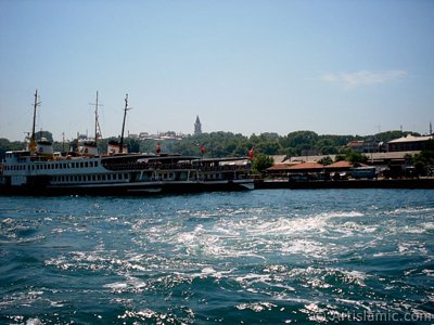 View of Eminonu coast, ships and Topkapi Palace from the sea in Istanbul city of Turkey. (The picture was taken by Artislamic.com in 2004.)