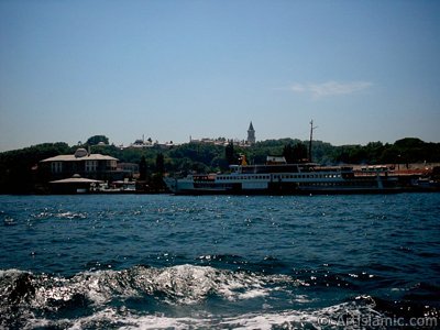 View of Eminonu coast, ships and Topkapi Palace from the sea in Istanbul city of Turkey. (The picture was taken by Artislamic.com in 2004.)