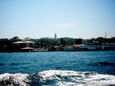 View of Eminonu coast, ships and Topkapi Palace from the sea in Istanbul city of Turkey. (The picture was taken by Artislamic.com in 2004.)