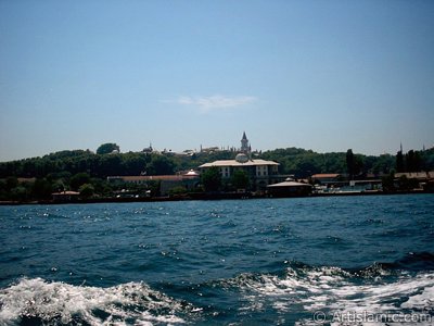 View of Sarayburnu coast, ships and Topkapi Palace from the sea in Istanbul city of Turkey. (The picture was taken by Artislamic.com in 2004.)