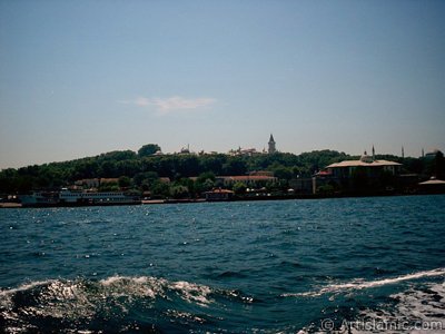 View of Sarayburnu coast, Topkapi Palace and Ayasofya Mosque (Hagia Sophia) from the sea in Istanbul city of Turkey. (The picture was taken by Artislamic.com in 2004.)