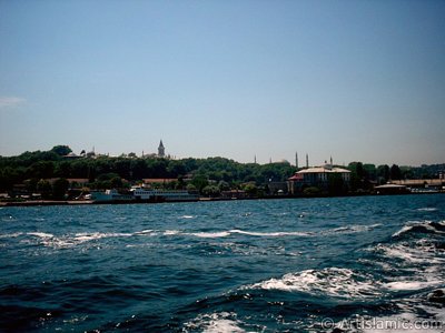 View of Sarayburnu coast, Topkapi Palace and Ayasofya Mosque (Hagia Sophia) from the sea in Istanbul city of Turkey. (The picture was taken by Artislamic.com in 2004.)