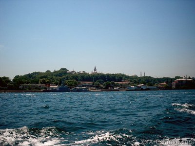 View of Sarayburnu coast, Topkapi Palace and Ayasofya Mosque (Hagia Sophia) from the sea in Istanbul city of Turkey. (The picture was taken by Artislamic.com in 2004.)