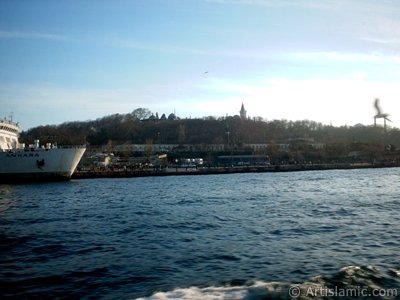 View of Sarayburnu coast, ships and Topkapi Palace from the sea in Istanbul city of Turkey. (The picture was taken by Artislamic.com in 2004.)