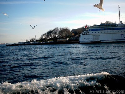 View of Sarayburnu coast from the Bosphorus in Istanbul city of Turkey. (The picture was taken by Artislamic.com in 2004.)