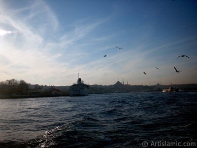 View of Eminonu coast, Suleymaniye Mosque and Fatih Mosque from the Bosphorus in Istanbul city of Turkey. (The picture was taken by Artislamic.com in 2004.)