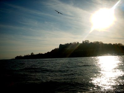 View of Sarayburnu coast and Topkapi Palace from the Bosphorus in Istanbul city of Turkey. (The picture was taken by Artislamic.com in 2004.)