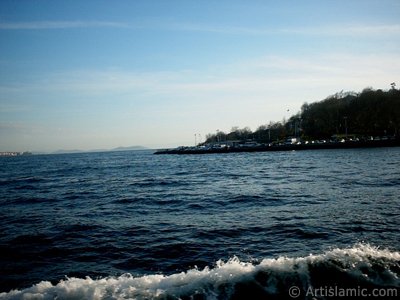 View of Sarayburnu coast from the Bosphorus in Istanbul city of Turkey. (The picture was taken by Artislamic.com in 2004.)