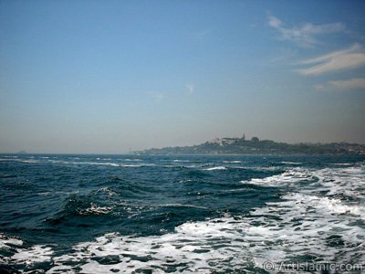 View of Sarayburnu coast and Topkapi Palace from the Bosphorus in Istanbul city of Turkey. (The picture was taken by Artislamic.com in 2004.)