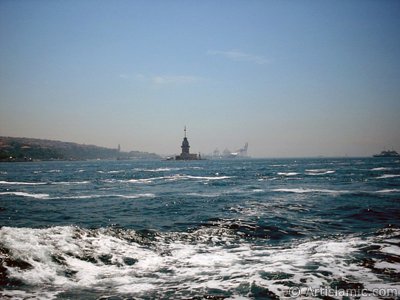 View of Kiz Kulesi (Maiden`s Tower) from the Bosphorus in Istanbul city of Turkey. (The picture was taken by Artislamic.com in 2004.)