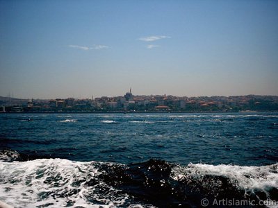 View of Uskudar coast from the Bosphorus in Istanbul city of Turkey. (The picture was taken by Artislamic.com in 2004.)