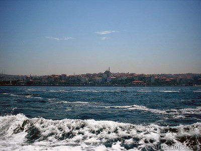 View of Uskudar coast from the Bosphorus in Istanbul city of Turkey. (The picture was taken by Artislamic.com in 2004.)