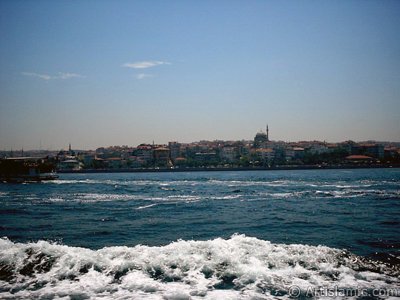 View of Uskudar coast from the Bosphorus in Istanbul city of Turkey. (The picture was taken by Artislamic.com in 2004.)