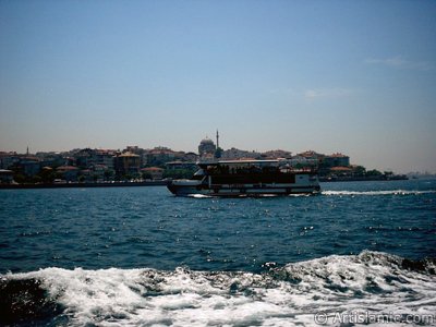 View of Uskudar coast from the Bosphorus in Istanbul city of Turkey. (The picture was taken by Artislamic.com in 2004.)