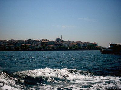 View of Uskudar coast from the Bosphorus in Istanbul city of Turkey. (The picture was taken by Artislamic.com in 2004.)