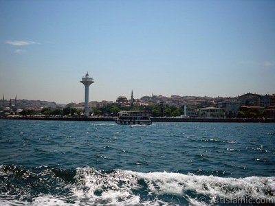 View of Uskudar coast from the Bosphorus in Istanbul city of Turkey. (The picture was taken by Artislamic.com in 2004.)