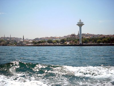 View of Uskudar coast from the Bosphorus in Istanbul city of Turkey. (The picture was taken by Artislamic.com in 2004.)