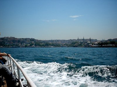 View of Uskudar coast from the Bosphorus in Istanbul city of Turkey. (The picture was taken by Artislamic.com in 2004.)