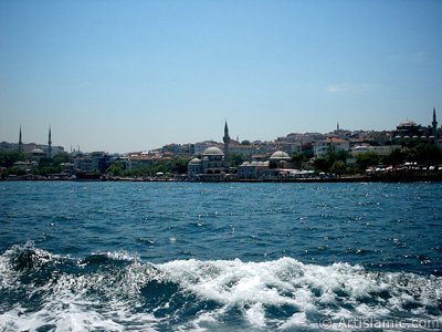 View of Uskudar coast from the Bosphorus in Istanbul city of Turkey. (The picture was taken by Artislamic.com in 2004.)