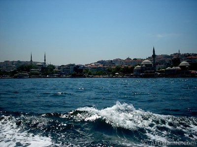 View of Uskudar coast from the Bosphorus in Istanbul city of Turkey. (The picture was taken by Artislamic.com in 2004.)