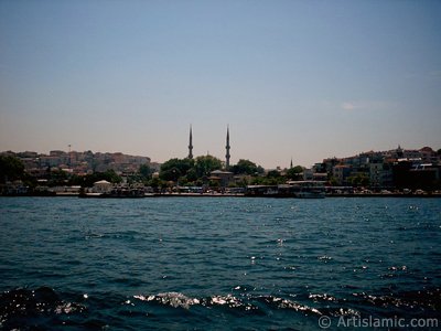 View of Uskudar coast from the Bosphorus in Istanbul city of Turkey. (The picture was taken by Artislamic.com in 2004.)