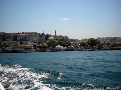 View of Uskudar coast from the Bosphorus in Istanbul city of Turkey. (The picture was taken by Artislamic.com in 2004.)