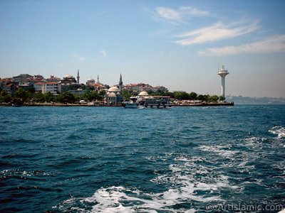 View of Uskudar coast from the Bosphorus in Istanbul city of Turkey. (The picture was taken by Artislamic.com in 2004.)