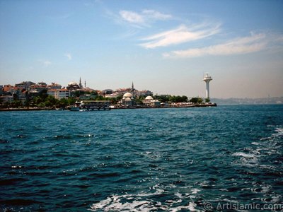 View of Uskudar coast from the Bosphorus in Istanbul city of Turkey. (The picture was taken by Artislamic.com in 2004.)