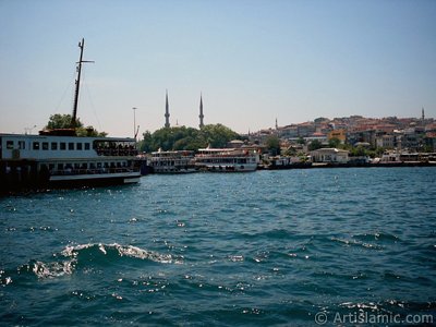 View of Uskudar coast from the Bosphorus in Istanbul city of Turkey. (The picture was taken by Artislamic.com in 2004.)