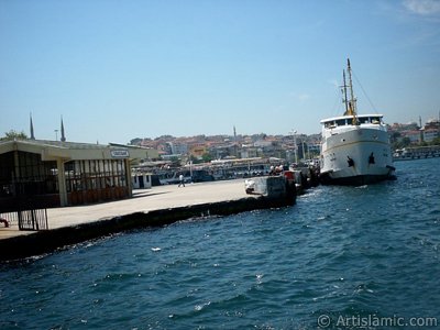 View of Uskudar jetty from the Bosphorus in Istanbul city of Turkey. (The picture was taken by Artislamic.com in 2004.)
