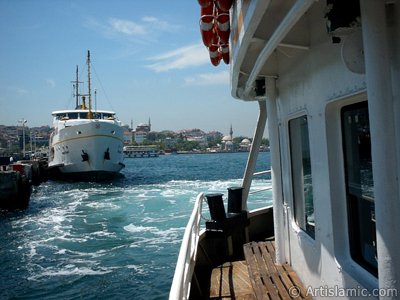 View of the ships, Uskudar jetty and Uskudar shore from the Bosphorus in Istanbul city of Turkey. (The picture was taken by Artislamic.com in 2004.)